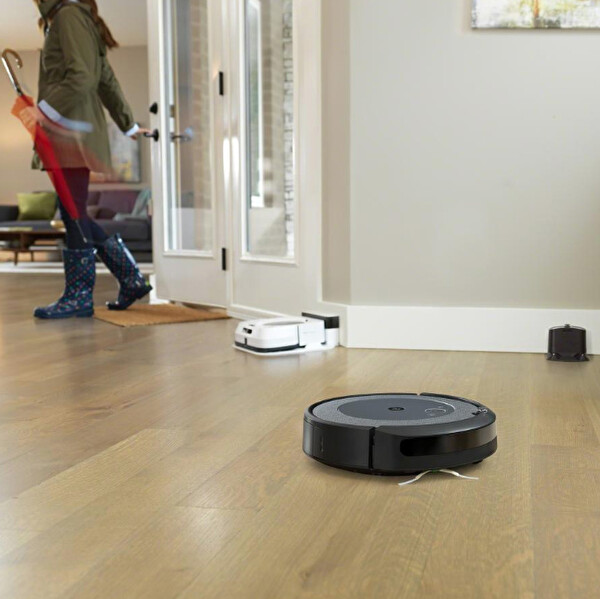 iRobot Roomba i3 Akıllı Robot Süpürge