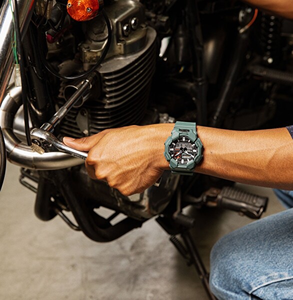 Casio GA-010-2ADR G-Shock Erkek Kol Saati