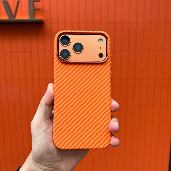 Rova iPhone 17 Pro Uyumlu iPhone Uyumlu Karbon Fiber Desenli Ultra İnce Koruyucu Kılıf – Turuncu