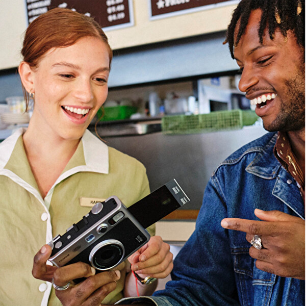 Fujifilm Instax Mini Evo Siyah Fotoğraf Makinesi Ve 20'li Film