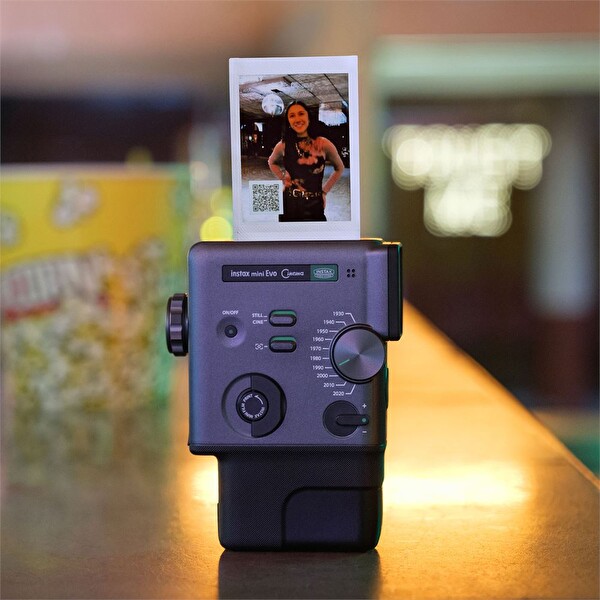 Fujifilm Instax Mini Evo Cinema Fotoğraf Makinası 10'lu Film ve Deri Albüm Seti