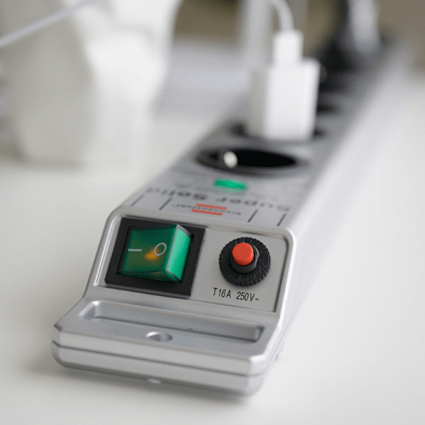 Brennenstuhl Super Solid Serisi 8 Soketli 2,5 Metre 13.500 mAh Akım Korumalı Gümüş Priz