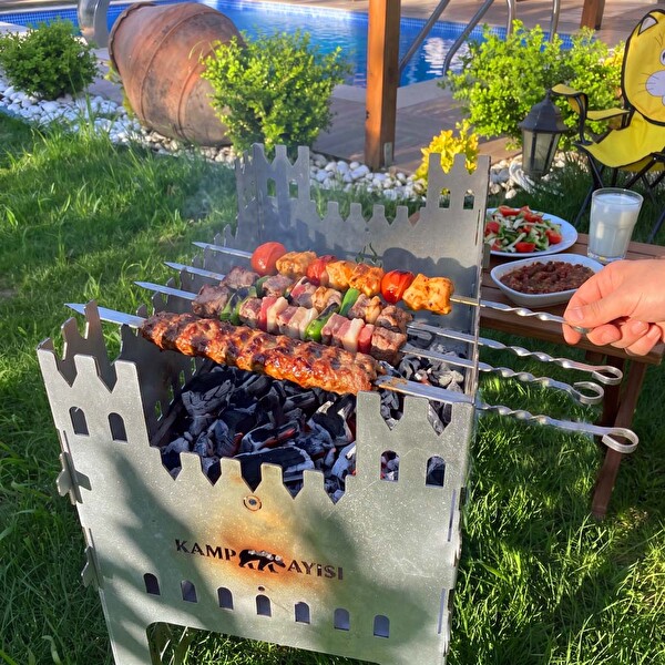 Kamp Ayısı CastleGrill 2 MM Galvaniz Çelik Katlanır 13 Şiş Kapasiteli Şiş Mangalı ve Ateş Çukuru