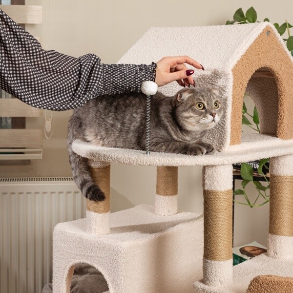 Raikou - 3 Katlı Tırmalama Direği Yatak ve Oyuncaklı Bej-Kahverengi Karamel Kedi Ağacı