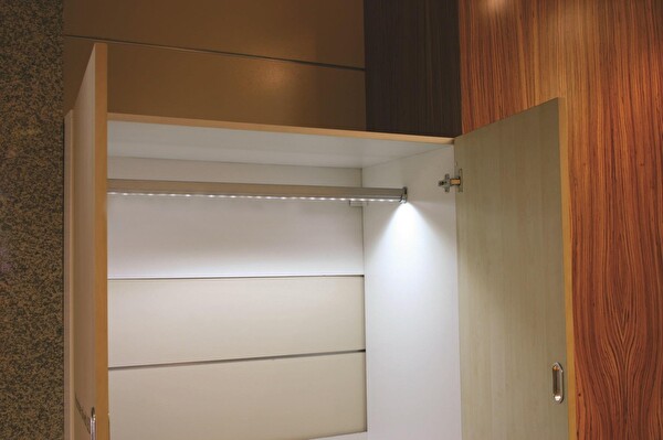 Gürçay Hırdavat Led Işıklı Dolap İçi Askı Borusu Pilli 61-80 CM