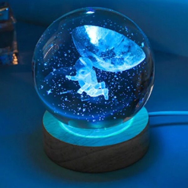 Evimdeyokyok Dekoratif Uçan Astronot Tasarımlı Ledli Cam Küre Büyük Boy 8 CM Cam 2 CM Ahşap Altlık