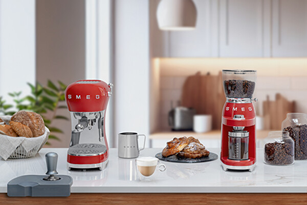 Smeg CGF01RDEU Retro Kırmızı Kahve Öğütme Makinesi