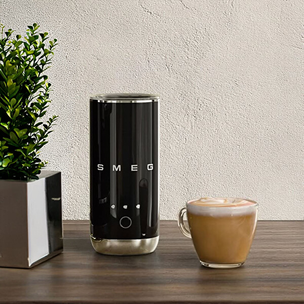 Smeg MFF02BLEU Süt Köpürtme Makinesi Siyah