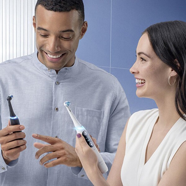 Oral-B iO 8 2'li Beyaz-Mor Şarjlı Diş Fırçası Seti