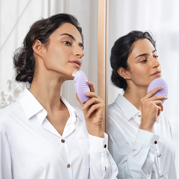 Foreo Luna 4 Hassas Ciltler İçin Akıllı Yüz Temizleme ve Sıkılaştırıcı Masaj Cihazı