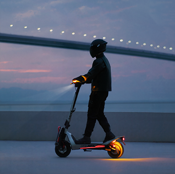 Navee UT5 Max 2400W Güç 39 Eğim Çift Hidrolik 150 KG Taşıma Kapasitesi TCS Elektrikli Scooter