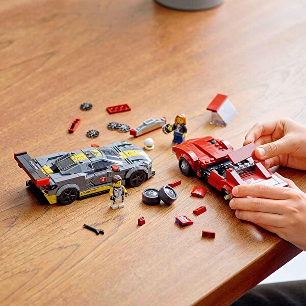 LEGO Speed Champions Chevrolet Corvette C8.R Yarış Arabası ve 1968 Chevrolet Corvette 76903