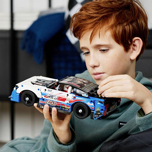 LEGO Technic Nascar Yeni Nesil Chevrolet Camaro ZL1 42153
