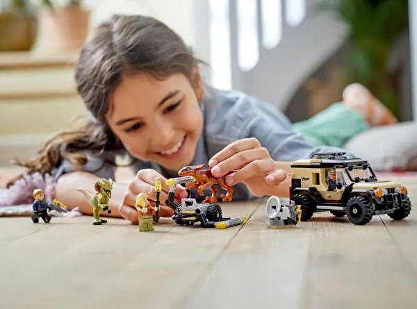 LEGO Jurassic World Pyroraptor ve Dilophosaurus Nakliyesi 76951