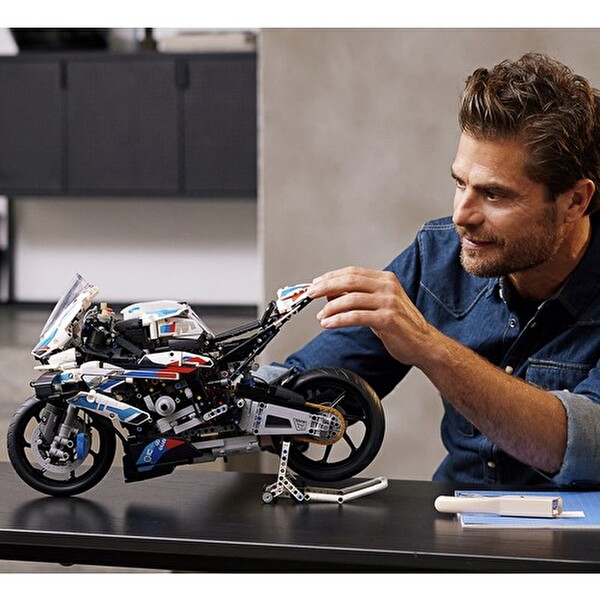 LEGO Technic BMW M 1000 RR 42130