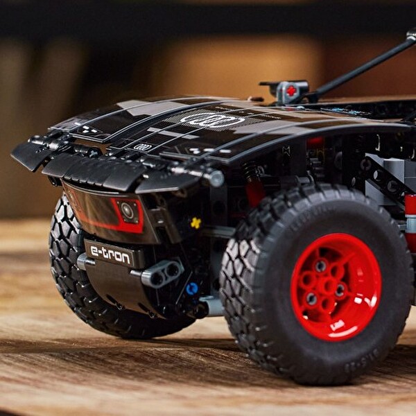 LEGO Technic Audi RS Q E-tron Uzaktan Kumandalı Ralli Arabalarını Seven Çocuklar İçin Yaratıcı Oyuncak Yapım Seti 42160