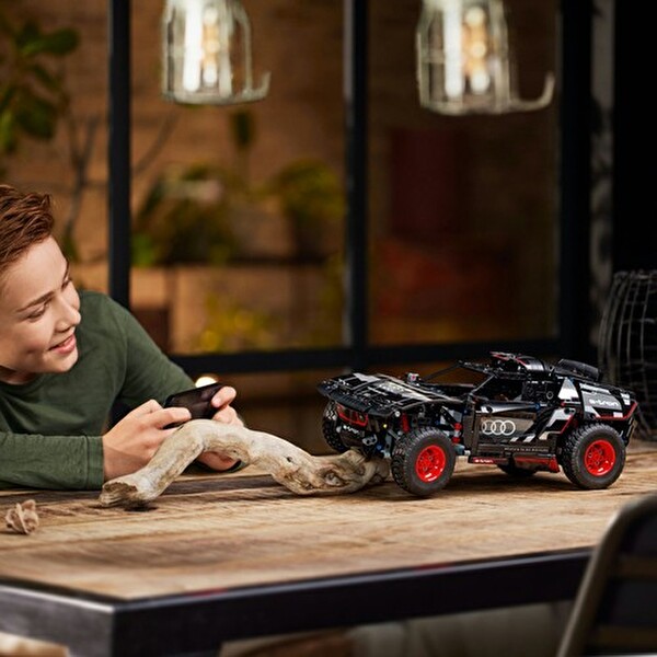 LEGO Technic Audi RS Q E-tron Uzaktan Kumandalı Ralli Arabalarını Seven Çocuklar İçin Yaratıcı Oyuncak Yapım Seti 42160
