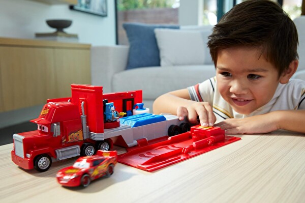 Disney Cars Dönüştürülebilir Mack Oyun Seti HDC75