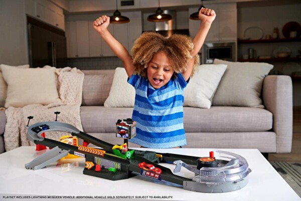 Disney Cars Piston Kupası Yarış Seti HPD81