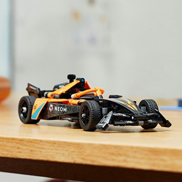 LEGO Technic Neom Mclaren Formula E Yarış Arabası 42169