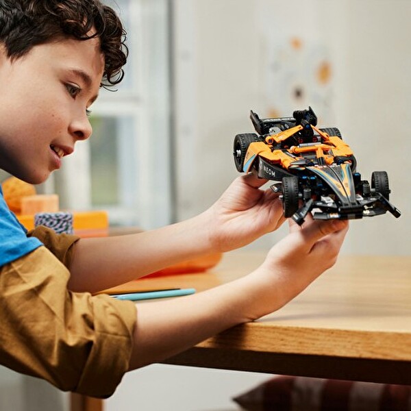 LEGO Technic Neom Mclaren Formula E Yarış Arabası 42169