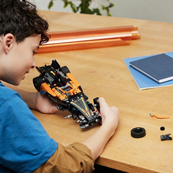 LEGO Technic Neom Mclaren Formula E Yarış Arabası 42169