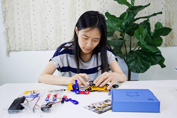 Petoi Robot Köpek Bittle X İnşaat Ses Kontrolü Robotik Kiti B0C5TFSP5M