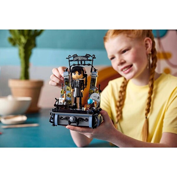 LEGO 702 Parça Wednesday Sets Addams Figür 76780