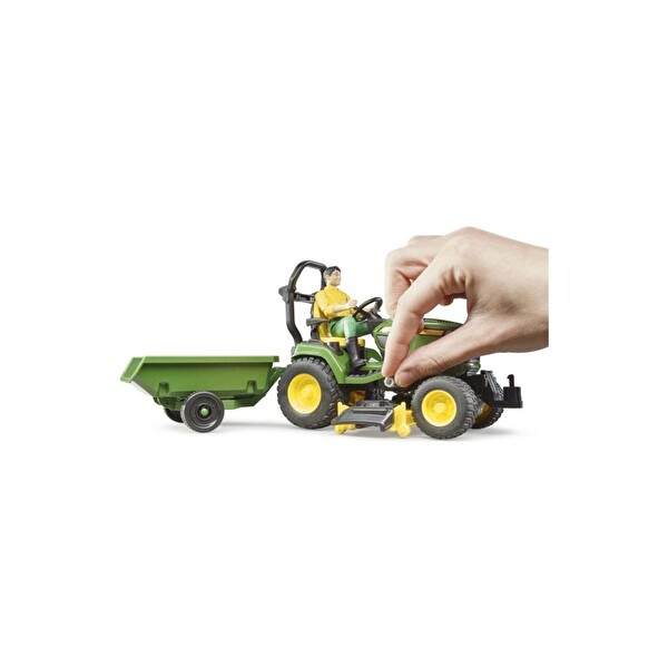 Bruder John Deere Oyuncak Çim Biçme Traktörü ve Bahçıvan 62104