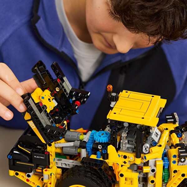 LEGO Technic Volvo L120 Electric Tekerlekli Yükleyici 42209