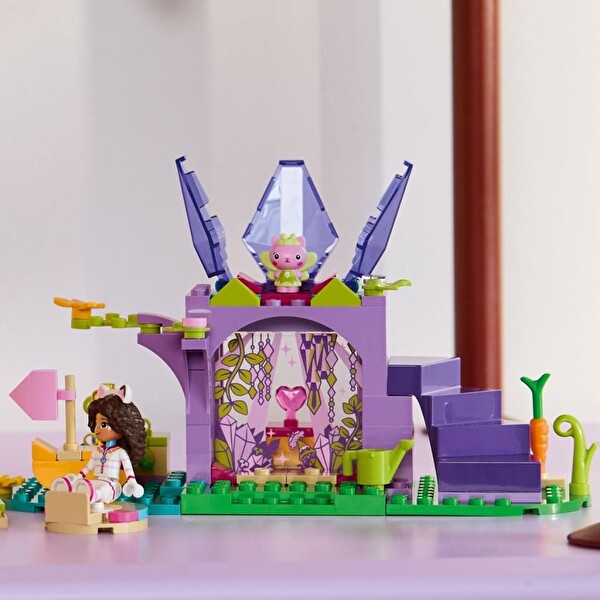 LEGO Gabby’s Dollhouse Tatlı Şekerleme Dağı ve Kedi Bahçesi 11205
