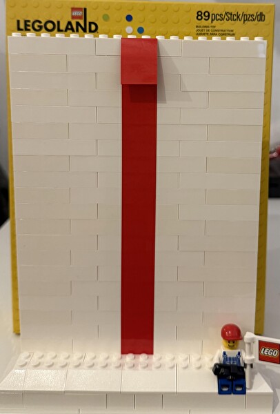 LEGO Exclusive Legoland 852668 Brick Wall Photo Display (Portrait)