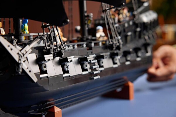 LEGO Icons Kaptan Jack Sparrow'un Korsan Gemisi 2862 Parça 10365