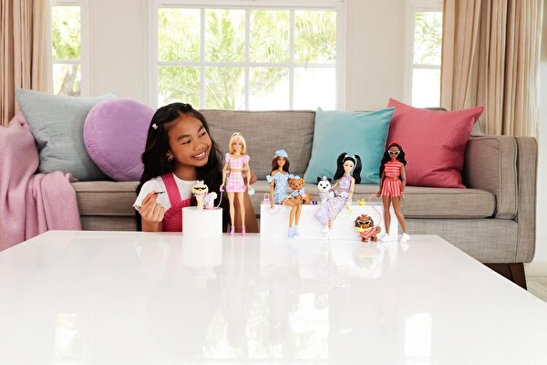 Barbie Uyumlu Dostlar Siyah Saçlı Bebek ve Köpekçiği JFP39