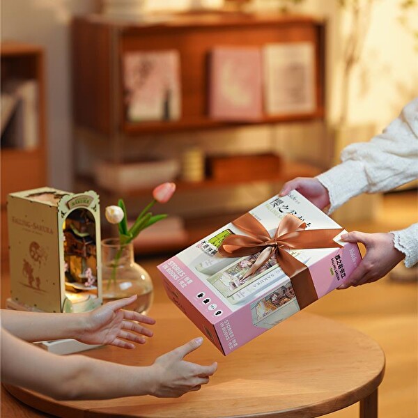 Rolife TGB05 Falling Sakura Kitap Köşesi Book Nook DIY Minyatür Maket Model Seti Mini Dollhouse 3D Ahşap Dekoratif Hobi Kiti