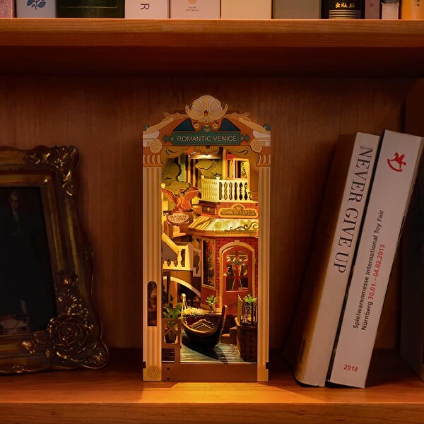 Rolife TGB08 Venedik Romantic Venice Kitap Köşesi DIY Minyatür Maket Model Seti Mini Dollhouse 3D Ahşap Dekoratif Hobi Kiti