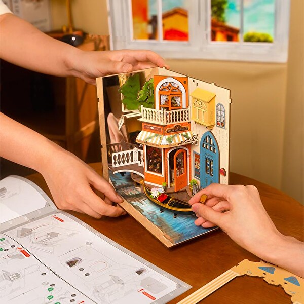 Rolife TGB08 Venedik Romantic Venice Kitap Köşesi DIY Minyatür Maket Model Seti Mini Dollhouse 3D Ahşap Dekoratif Hobi Kiti
