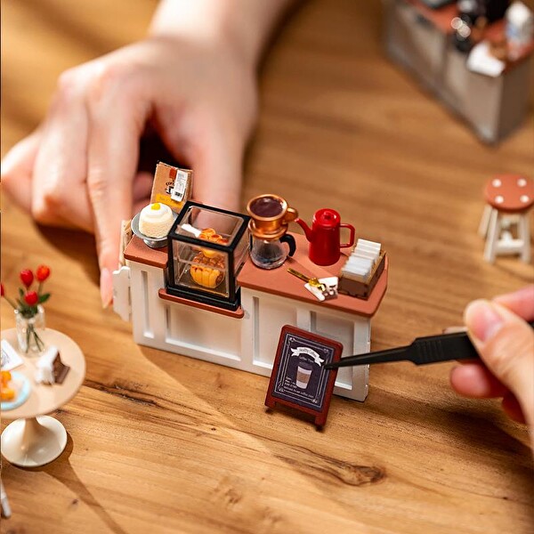 Rolife DG162 Kafe (NO.17 Slow Life Cafe) DIY Minyatür Maket Model Seti Mini Dollhouse 3D Model Kit Detaylı Dekoratif Hobi Seti 3D