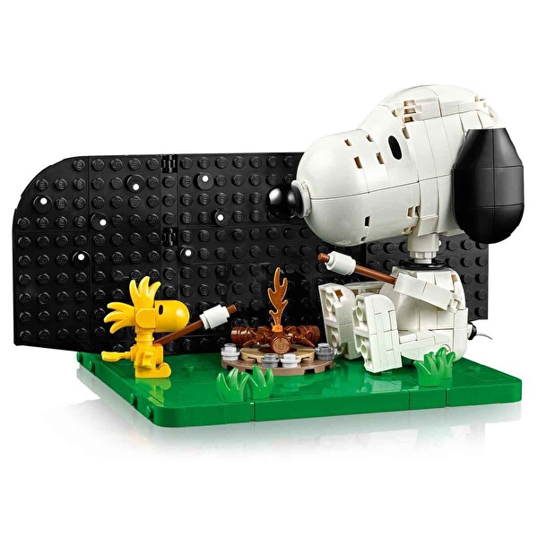 LEGO Ideas Peanuts: Snoopy’nin Köpek Kulübesi 21368