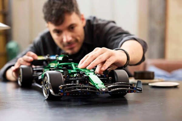 LEGO Aston Martin Aramco AMR25 F1 Car 42240