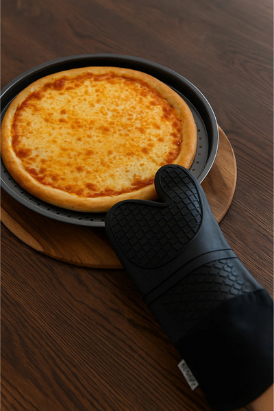 Kitchen Design Lab Orta Boy Delikli Pizza Tepsisi 32 CM Ve Gri Silikon Yanmaz Fırın Eldiveni