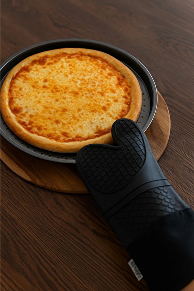 Kitchen Design Lab Orta Boy 32 CM Delikli Pizza Tepsisi Ve Siyah Silikon Yanmaz Fırın Eldiveni