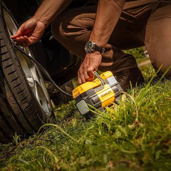 Stanley SXIF0001 12Volt 150 PSI Dijital Basınç Göstergeli Lastik Şişirme Pompası - LED Lamba