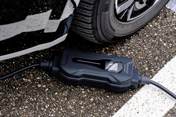 Brennenstuhl E-Mobility Serisi Ev Tipi Elektrikli Araç Taşınabilir Şarj Istasyonu 8 Metre Kablolu 10 Amper 2.3 KW (Alman Menşeli)