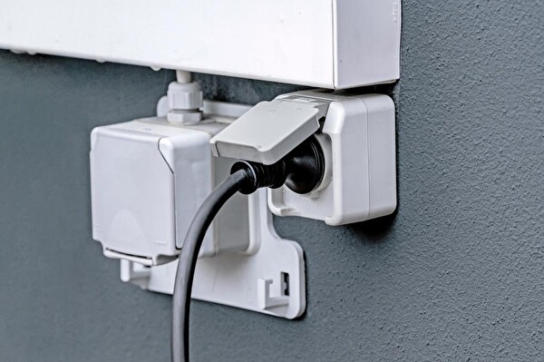 Brennenstuhl E-Mobility Serisi Ev Tipi Elektrikli Araç Taşınabilir Şarj Istasyonu 8 Metre Kablolu 10 Amper 2.3 KW (Alman Menşeli)