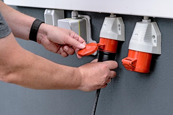 Brennenstuhl E-Mobility Serisi Duvar Tipi Uyumlu 3 Fazlı Elektrikli Araç Taşınabilir Şarj Istasyonu 8 MT Kablolu 16A. 11 KW