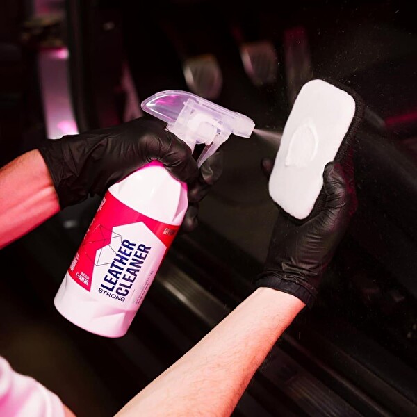 Gyeon Q²M LeatherCleaner Strong Güçlü Deri Temizleyici - 1000 ML - Mat Görünüm Deri Koltuk Temizleme