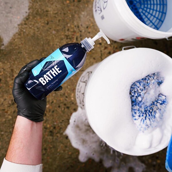 Gyeon Q²M Bathe PH Nötr Cilalı Oto Şampuanı 1000 ML - Yüksek Konsantre Jel Araç Yıkama Köpüğü