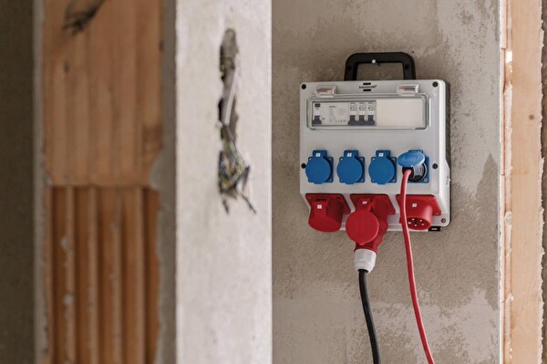 Brennenstuhl IP44 Lisanslı Şantiye Kullanımına Uygun Duvar Tipi Sigorta Şalterli Güç Dağıtıcısı 4/16A - 3x LS 230V/16 A