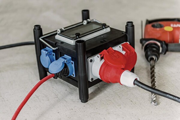 Brennenstuhl Gummi Serisi Sertifikalı Devre Kesicili 2x CEE 400V/16A 5x 230V/16A Girişli 2 Metre Kablolu Güç Dağıtıcı